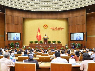 Bộ trưởng Bộ Thông tin và Truyền thông Nguyễn Mạnh Hùng trình bày Tờ trình về dự án Luật Giao dịch điện tử (sửa đổi) trong phiên làm việc sáng 25/10