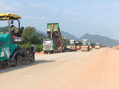 Thi công tại Dự án Xây dựng một số đoạn đường bộ cao tốc trên tuyến Bắc - Nam phía Đông, đoạn Cam Lộ - La Sơn. Ảnh: A.M