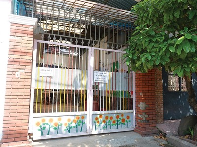 Một căn nhà đất trong ngõ treo biển rao bán. Ảnh: Việt Dũng
