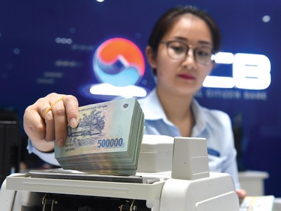 Các nhà băng đang phải đối mặt nguy cơ biên lãi ròng giảm khi mặt bằng lãi suất huy động tăng liên tục từ tháng 92022 đến nay. Ảnh: Dũng Minh