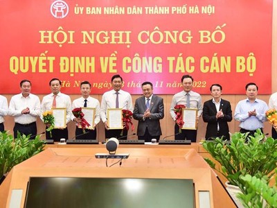 Chủ tịch UBND Thành phố Hà Nội Trần Sỹ Thanh và các đồng chí lãnh đạo UBND Thành phố Hà Nội tặng hoa chúc mừng các đồng chí nhận nhiệm vụ mới. (Ảnh: Viết Thành)