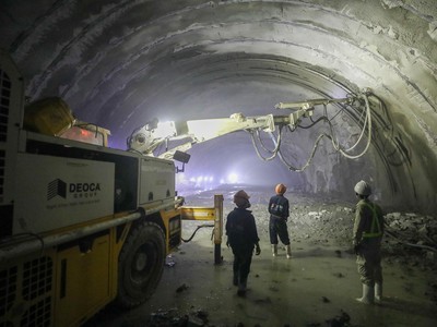 Thi công hạng mục hầm Núi Vung thuộc Dự án cao tốc Cam Lâm - Vĩnh Hảo.