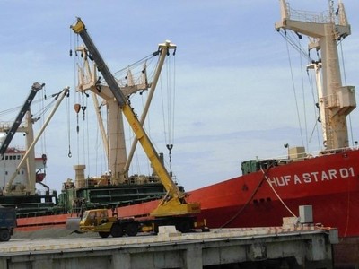 Tàu chở hàng rời cập cảng Hòn La - Quảng Bình.