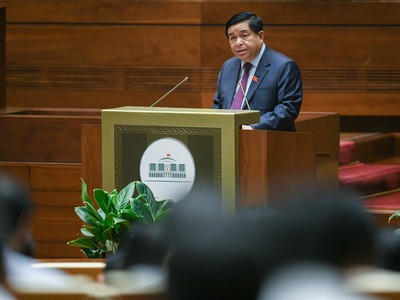 Bộ trưởng Nguyễn Chí Dũng trình bày Tờ trình về Dự án Luật Đấu thầu (sửa đổi) trong phiên làm việc sáng 7/11