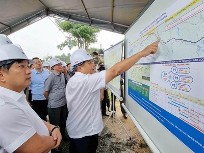 Bộ trưởng Kế hoạch và Đầu tư Nguyễn Chí Dũng xem bản đồ hướng tuyến cao tốc Tân Phú-Bảo Lộc trong chuyến kiểm tra thực địa dự án vào tháng 7/2022. (Ảnh: MAI VĂN BẢO, báo Nhân Dân). 