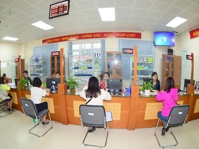 Giao dịch, tiếp nhận và trả kết quả hồ sơ giải quyết thủ tục hành chính tại Bộ phận "một cửa" Bảo hiểm Xã hội Thành phố Hà Nội.