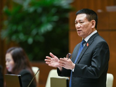 Bộ trưởng Bộ Tài chính Hồ Đức Phớc phát biểu trong phiên thảo luận tại Hội trường về Dự thảo Luật Giá (sửa đổi) chiều 11/11