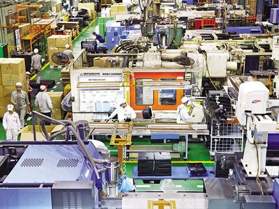 Doanh nghiệp phải gồng mình để vượt qua khó khăn do dịch bệnh. Trong ảnh: Sản xuất tại Nhà máy HPC Hà Nội. Ảnh: Đ.T