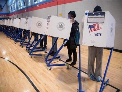 Cử tri sau khi bỏ phiếu trong cuộc bầu cử Quốc hội giữa kỳ tại New York, Mỹ. (Ảnh: THX/TTXVN)