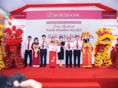 Trao thưởng trúng giải đặc biệt 1 tỷ đồng cho khách hàng Hoàng Thị Bình gửi tiết kiệm tại Agribank chi nhánh huyện Nghi Lộc, tỉnh Nghệ An có mã số trúng thưởng là 1395469 của Chương trình Tiết kiệm dự thưởng “Cùng Agribank - Tăng nhanh tài lộc” 