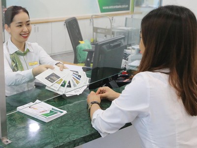 Nhiều ngân hàng đẩy mạnh chương trình khuyến mại, cộng thêm lãi suất tiền gửi kỳ hạn trên 6 tháng để thu hút dòng tiền