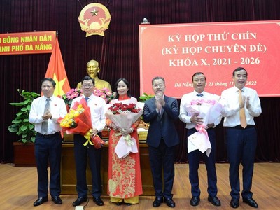 Lãnh đạo Thành phố Đà Nẵng tặng hoa chúc mừng ông Trần Phước Sơn và bà Nguyễn Thị Anh Thi được bầu làm Phó Chủ tịch HĐND thành phố. Ông Phạm Nam Sơn được bầu bổ sung Ủy viên UBND thành phố.