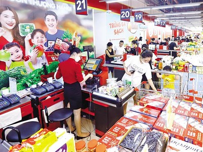 Kinh tế Việt Nam đang trên đà phục hồi tăng trưởng khả quan, song cũng đối mặt với rất nhiều thách thức, khó khăn trong bối cảnh kinh tế toàn cầu có nguy cơ suy thoái hiện nay. Ảnh: Đức Thanh