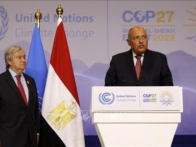 Tổng Thư ký Liên hợp quốc Antonio Guterres (trái) và Ngoại trưởng Ai Cập, Chủ tịch Hội nghị thượng đỉnh lần thứ 27 Các bên tham gia Công ước khung của Liên hợp quốc về biến đổi khí hậu (COP27) trong cuộc họp báo tại Sharm el-Sheikh (Ai Cập), ngày 17/11/2022. Ảnh: AFP/TTXVN 