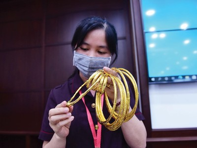 2023: Vàng, dầu lấp lánh?