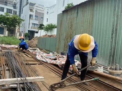 Thị trường địa ốc khó khăn kéo dài, đẩy nhiều doanh nghiệp nhà thầu vào thế “nước sôi, lửa bỏng”. Ảnh: Dũng Minh 