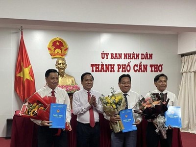 Phó Chủ tịch UBND TP. Cần Thơ Nguyễn Văn Hồng trao các Quyết định bổ nhiệm cán bộ. Ảnh: Thùy Trang