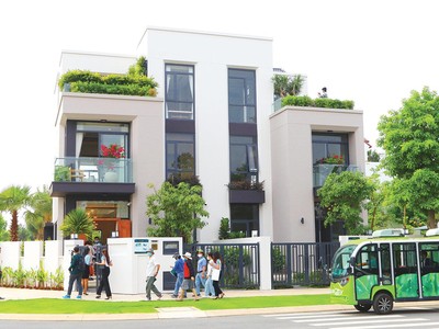 Khách hàng tìm hiểu dự án Aquacity Đồng Nai, 1 trong 3 dự án trọng điểm của Novaland. Ảnh: Trọng Tín 