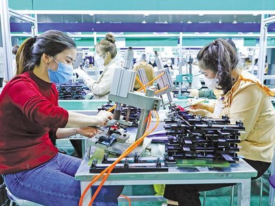 Khát vốn đang là tình trạng chung của doanh nghiệp. Trong ảnh: Sản xuất tại Công ty TNHH Deli Việt Nam. Ảnh: Đ.T 