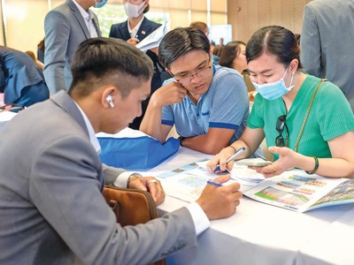 Khách mua nhà tại Dự án Ehome Southgate của Nam Long.