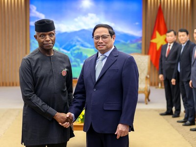 Thủ tướng Phạm Minh Chính và Phó Tổng thống Cộng hòa Liên bang Nigeria Yemi Osinbajo. (Ảnh: VGP/Nhật Bắc)