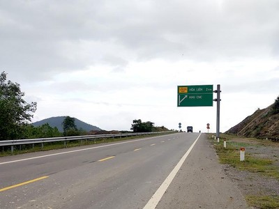 Cao tốc La Sơn - Túy Loan đã hoạt động được 8 tháng nhưng đến nay vẫn còn 47 hộ dân chưa được bố trí tái định cư. Ảnh: T.C 