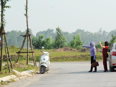 Môi giới đưa khách hàng đi xem “hàng ngộp”. Ảnh: Dũng Minh 