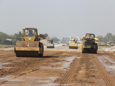 Nhiều gói thầu tại Dự án xây dựng đường cao tốc Bến Lức - Long Thành đã thi công trở lại sau 2 năm thiếu vốn.