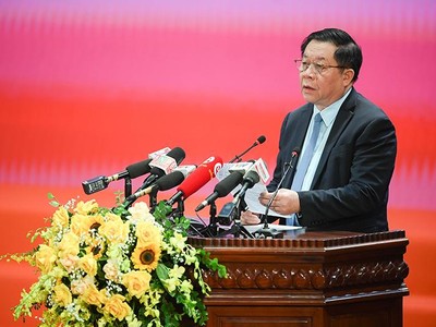 Bí thư Trung ương Đảng, Trưởng Ban Tuyên giáo Trung ương Nguyễn Trọng Nghĩa trình bày tham luận: “Chủ trương, đường lối của Đảng và một số định hướng hoàn thiện thể chế, chính sách, phát huy nguồn lực xây dựng nền văn hóa Việt Nam “dân tộc, dân chủ, nhân văn và khoa học”.