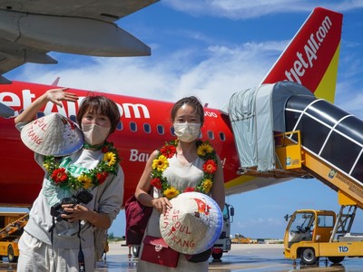 Du khách quốc tế đến Việt Nam trên chuyến bay của Vietjet (ảnh: C.L)