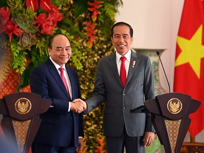 Chủ tịch nước Nguyễn Xuân Phúc và Tổng thống Joko Widodo tại họp báo chung sau Hội đàm. (Ảnh: VGP)