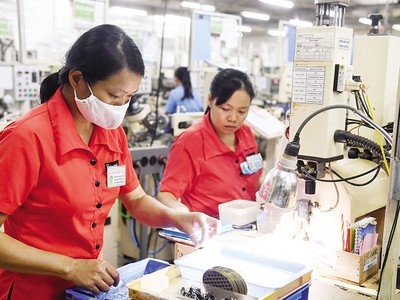 Doanh nghiệp sản xuất đang đối mặt với nguy cơ thị trường bị thu hẹp. Ảnh: Đức Thanh