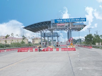 Trạm thu phí cầu Văn Lang.