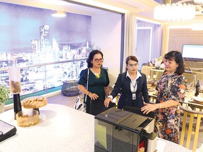 Khách hàng xem căn hộ cao cấp tại TP.HCM. Ảnh: Lê Toàn