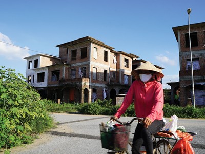 Thị trường bất động sản không thuận lợi ảnh hưởng lớn tới việc xử lý nợ xấu của các ngân hàng. Ảnh: Dũng Minh 