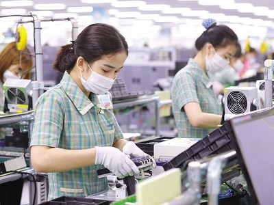 Việt Nam khuyến khích các doanh nghiệp đầu tư trực tiếp nước ngoài, đặc biệt là các tập đoàn lớn đầu tư vào chuỗi sản xuất toàn cầu. Trong ảnh: Công nhân làm việc tại Nhà máy của Samsung Việt Nam. Ảnh: Đức Thanh