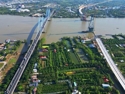 Thi công cầu Mỹ Thuận 2, chuẩn bị đấu nối cao tốc Bắc Nam. Ảnh: Lê Toàn 