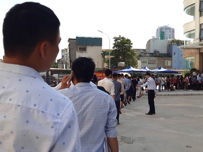 Xếp hàng mua nhà ở xã hội tại dự án NHS Phương Canh, Hà Nội.Ảnh: Thành Nguyễn 