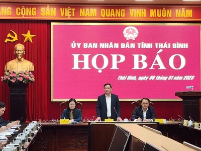 Phó Bí thư Tỉnh ủy, Chủ tịch UBND tỉnh Thái Bình Nguyễn Khắc Thận phát biểu tại buổi họp báo. 