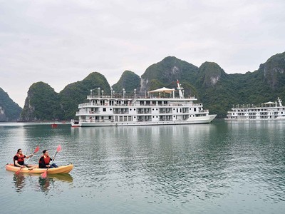 Du khách quốc tế ưa chuộng tour ngắn ngày truyền thống bao gồm trải nghiệm du thuyền trên Vịnh Hạ Long.