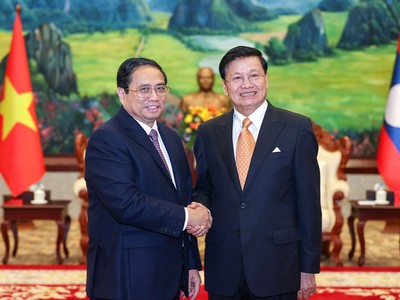 Tổng Bí thư, Chủ tịch nước Thongloun Sisoulith nhiệt liệt chào mừng và hoan nghênh Thủ tướng Phạm Minh Chính thăm chính thức Lào. (Ảnh: Nhật Bắc)