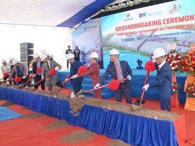 Các đại biểu làm lễ động thổ, khởi công dự án.