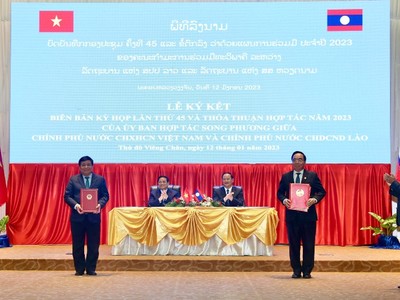 Thủ tướng Chính phủ hai nước chứng kiến lễ ký Biên bản Kỳ họp và Thỏa thuận về hợp tác song phương Việt - Lào năm 2023 (Ảnh Đức Trung)