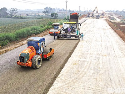 Thi công xây dựng cao tốc Mai Sơn - Quốc lộ 45. Ảnh: A.M