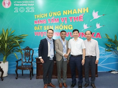 Ông Phạm Thiện Nghĩa, Chủ tịch UBND tỉnh Đồng Tháp (thứ 2 từ phải sang) tiếp các doanh nghiệp tới tỉnh tìm kiếm cơ hội đầu tư. Ảnh: Văn Khương