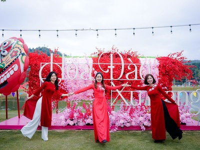 Du khách phía Bắc du xuân tại Lễ hội hoa đào xứ Lạng 2023