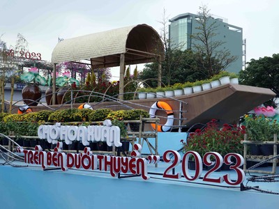  “Trên bến dưới thuyền” là chợ hoa đã có từ lâu đời và nổi tiếng tại TP.HCM.