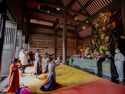 Đi lễ đầu năm là một truyền thống của người Việt Nam, với mong muốn để bày tỏ ước nguyện.