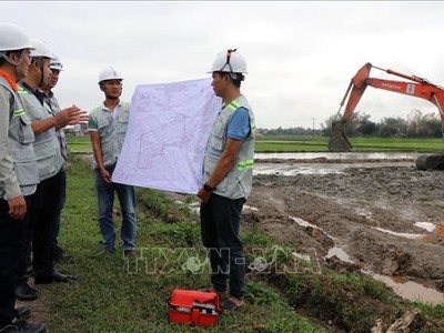 Các đơn vị thi công và tư vấn giám sát luôn có mặt trên công trường để theo dõi tiến độ và chất lượng công trình. Ảnh: Xuân Triệu/TTXVN 