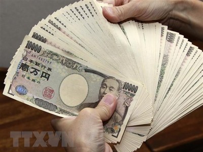 Kiểm tiền mệnh giá 10.000 yen Nhật Bản tại thủ đô Tokyo. (Ảnh: AFP/TTXVN)